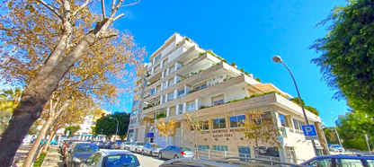 Elegante apartamento a 30 m del Paseo Marítimo de Marbella con piscina y jardines