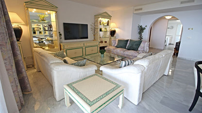 Apartamento de lujo en venta en Río Real, Marbella – 3 dormitorios, vistas al mar, garaje y zonas comunes exclusivas