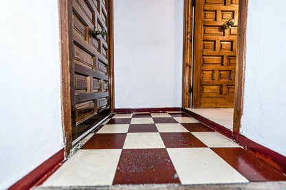 Ático con Terraza y Encanto Andaluz en el Casco Histórico de Marbella Frente a Iglesia Barroca