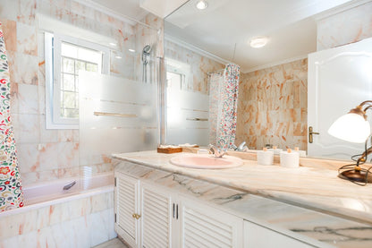 Villa en Marbella en Primera Línea de Golf | Parcela de 3.000 m² con Vistas al Mar y Potencial de Reforma