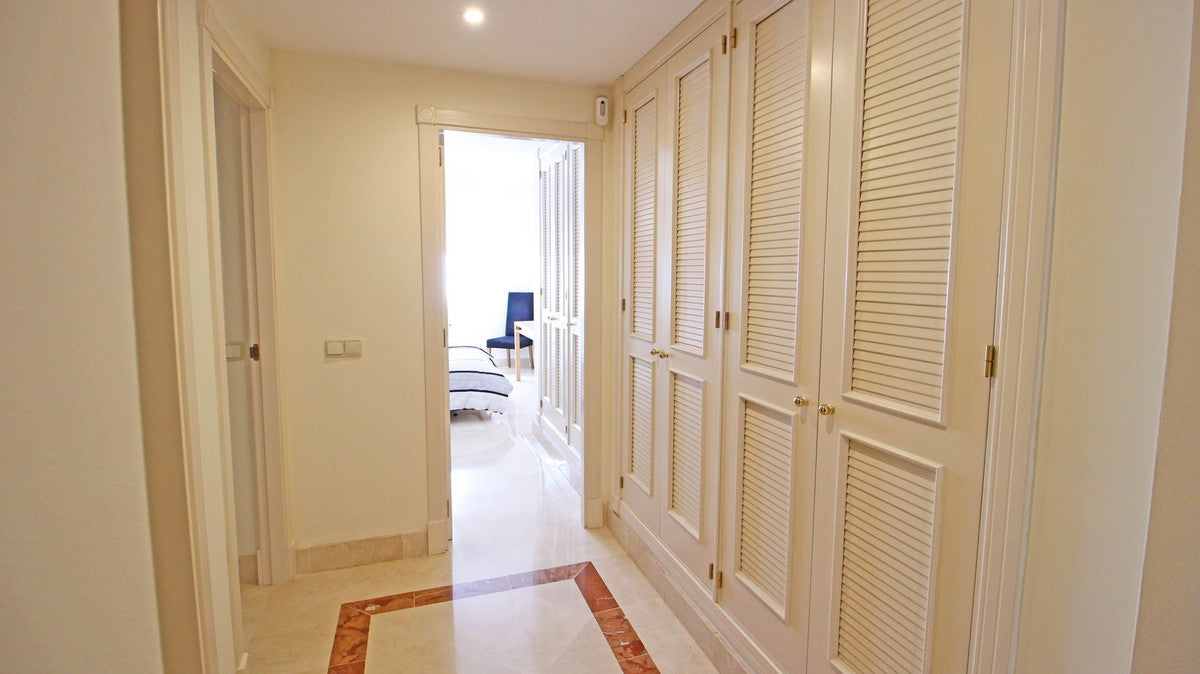 Apartamento de Ensueño a Metros del Mar con Terraza Acristalada, Piscina y Parking Privado