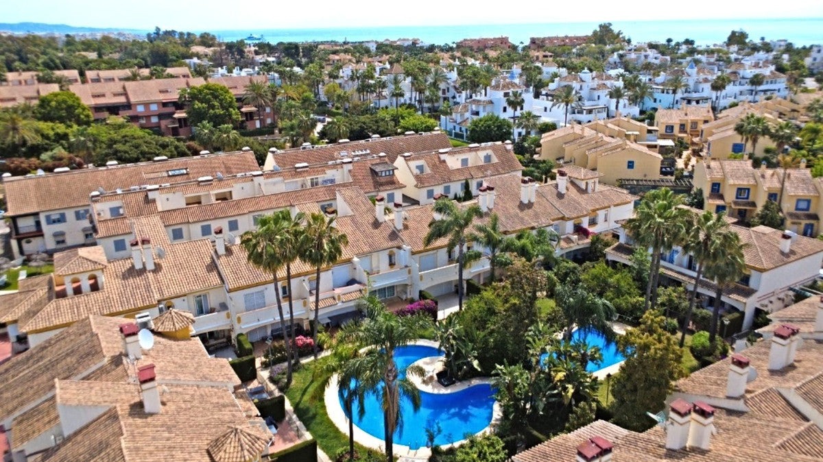 Adosada a escasos metros de la playa