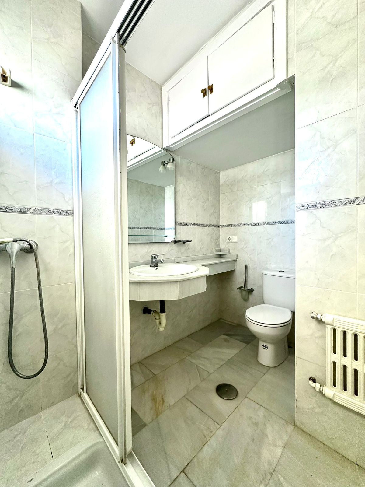 Estudio con Vistas al Mar en Primera Línea de Playa en Marbella – Ideal para Inversión