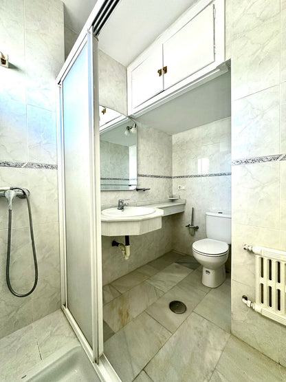 Estudio con Vistas al Mar en Primera Línea de Playa en Marbella – Ideal para Inversión