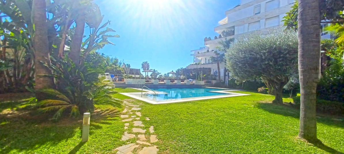 Elegante apartamento a 30 m del Paseo Marítimo de Marbella con piscina y jardines
