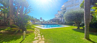 Elegante apartamento a 30 m del Paseo Marítimo de Marbella con piscina y jardines