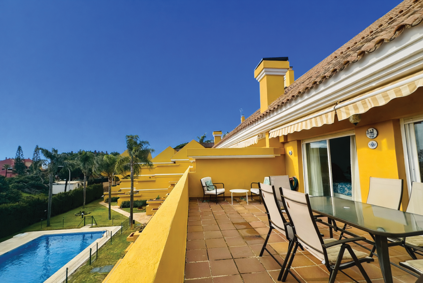 Apartamento de 3 dormitorios con terraza y vistas al mar en Marbella, a pocos metros de la playa