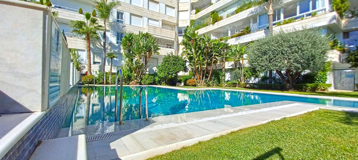 Elegante apartamento a 30 m del Paseo Marítimo de Marbella con piscina y jardines