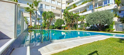 Elegante apartamento a 30 m del Paseo Marítimo de Marbella con piscina y jardines