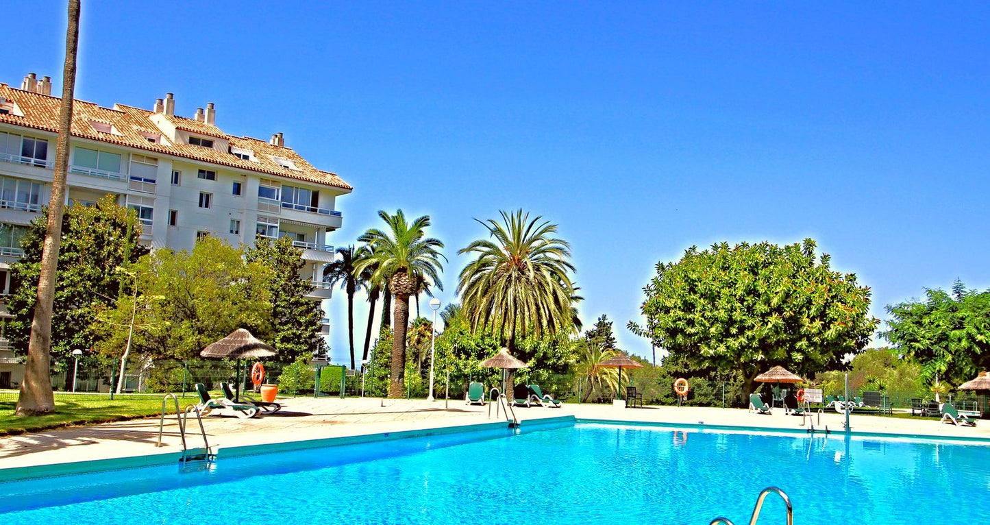 Apartamento de lujo en venta en Río Real, Marbella – 3 dormitorios, vistas al mar, garaje y zonas comunes exclusivas