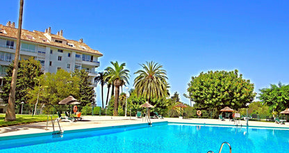 Apartamento de lujo en venta en Río Real, Marbella – 3 dormitorios, vistas al mar, garaje y zonas comunes exclusivas