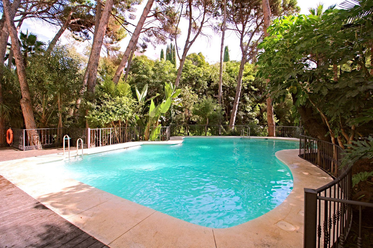 Apartamento de Ensueño a Metros del Mar con Terraza Acristalada, Piscina y Parking Privado