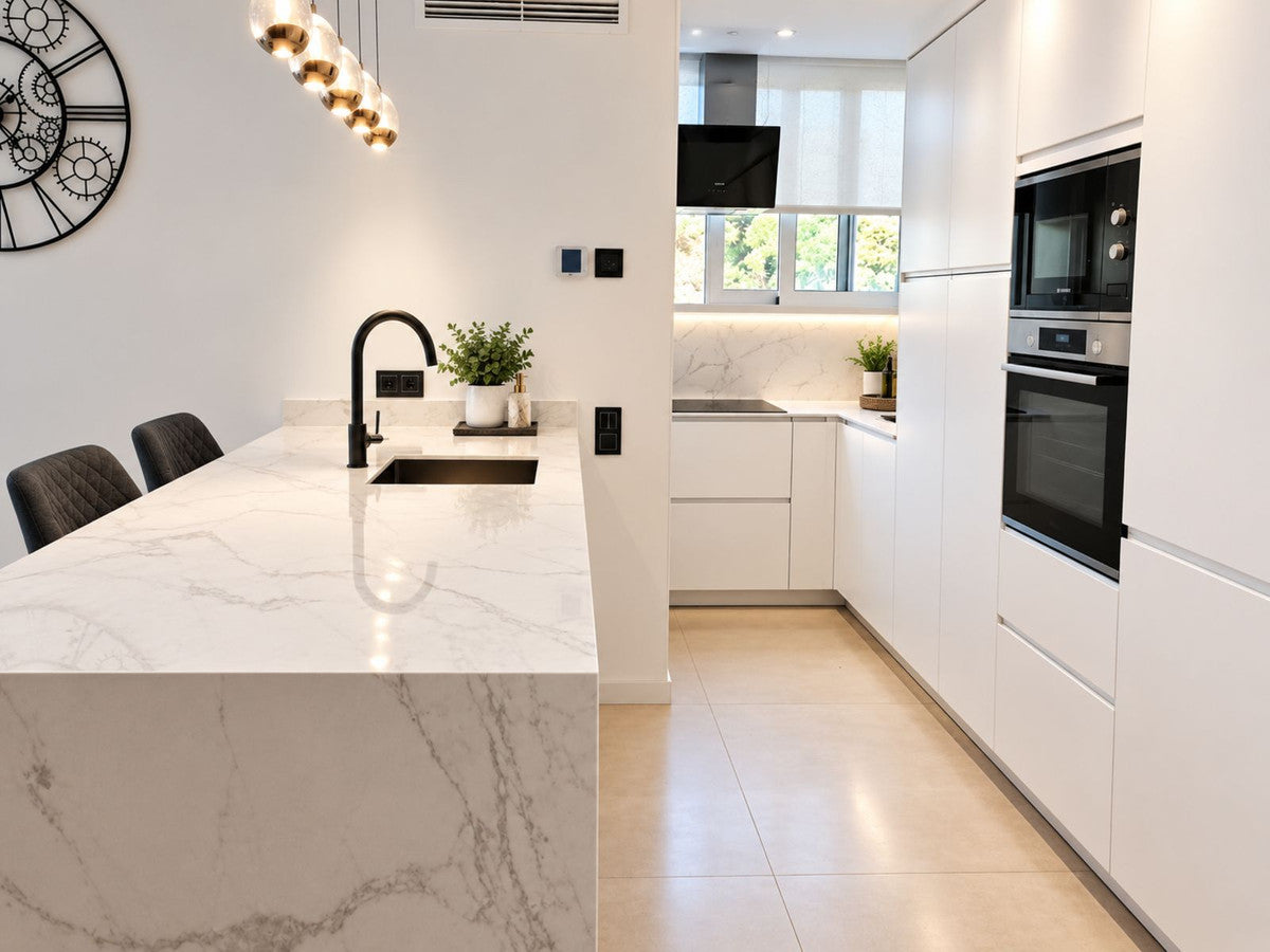 Apartamento reformado en planta alta con terraza soleada, vistas despejadas y piscina comunitaria