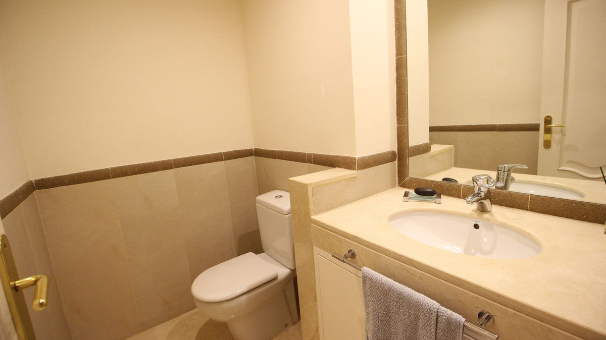 Apartamento de Ensueño a Metros del Mar con Terraza Acristalada, Piscina y Parking Privado