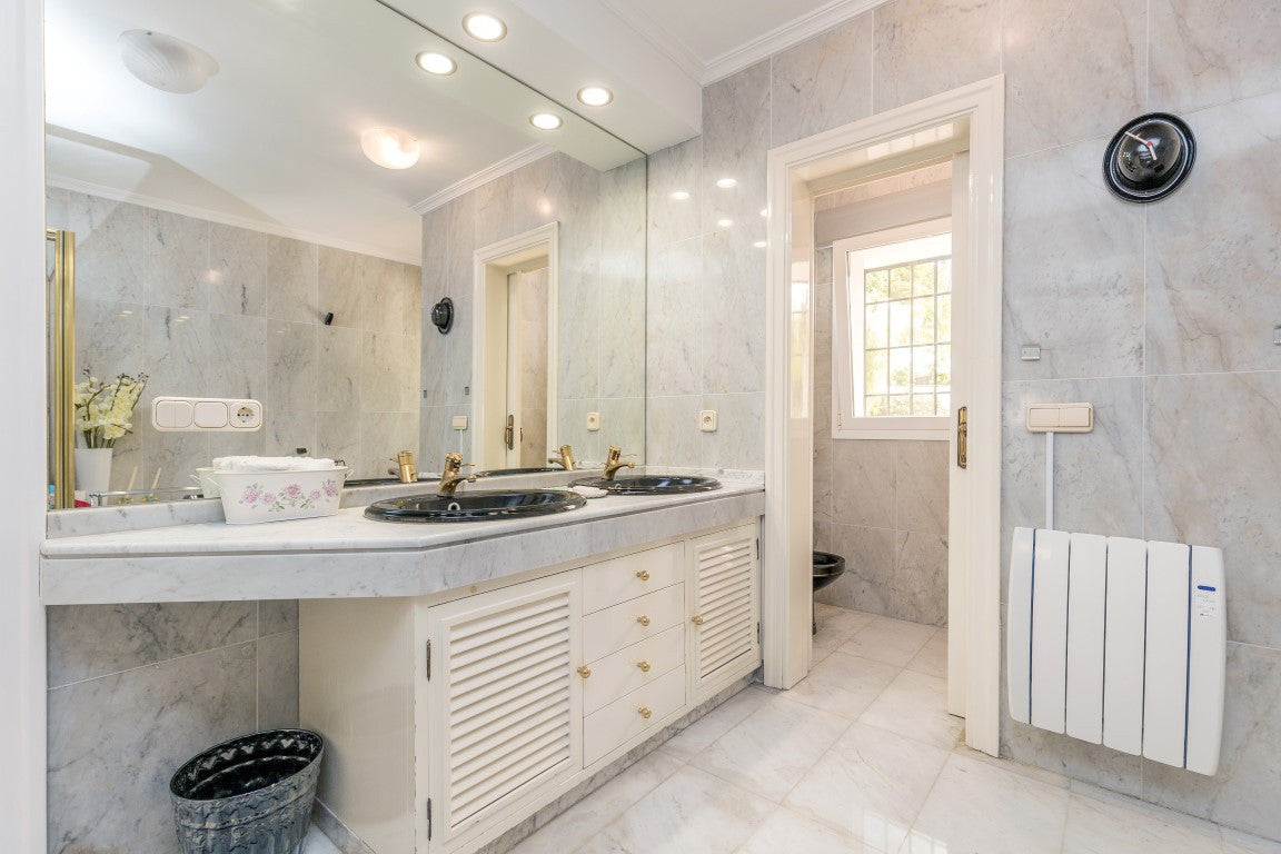 Villa en Marbella en Primera Línea de Golf | Parcela de 3.000 m² con Vistas al Mar y Potencial de Reforma