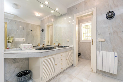 Villa en Marbella en Primera Línea de Golf | Parcela de 3.000 m² con Vistas al Mar y Potencial de Reforma