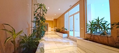 Elegante apartamento a 30 m del Paseo Marítimo de Marbella con piscina y jardines