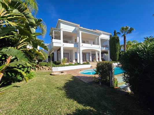 Villa de Lujo con Vistas al Mar en Marbella – Piscina Privada, Jacuzzi y Diseño Moderno