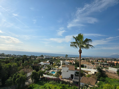 Villa de Lujo con Vistas al Mar en Marbella – Piscina Privada, Jacuzzi y Diseño Moderno