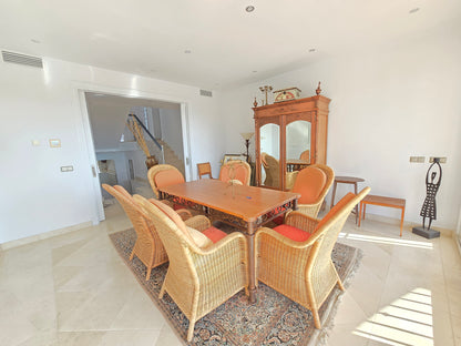 Villa de Lujo con Vistas al Mar en Marbella – Piscina Privada, Jacuzzi y Diseño Moderno