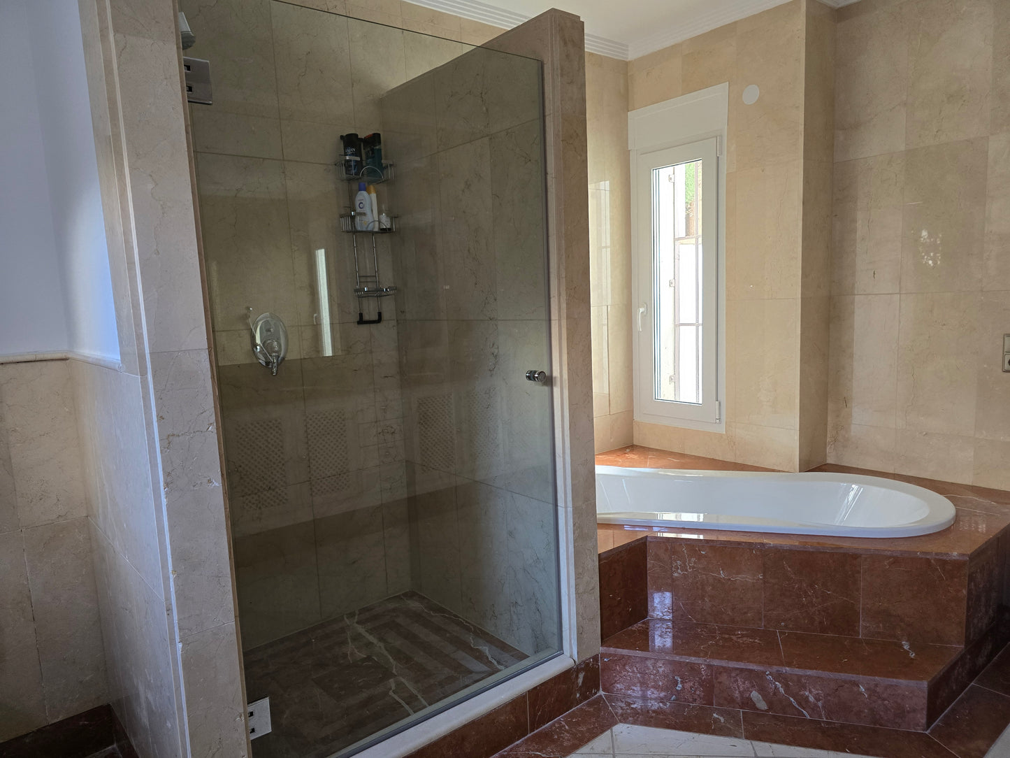 Villa de Lujo con Vistas al Mar en Marbella – Piscina Privada, Jacuzzi y Diseño Moderno