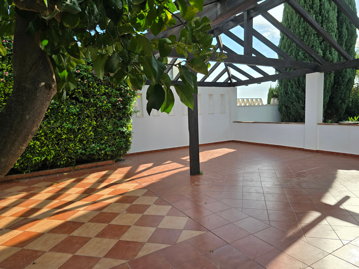 Villa de Lujo con Vistas al Mar en Marbella – Piscina Privada, Jacuzzi y Diseño Moderno