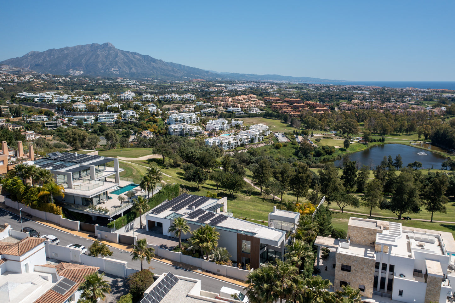 Villa contemporánea situada en la prestigiosa urbanización La Alquería, Benahavís.