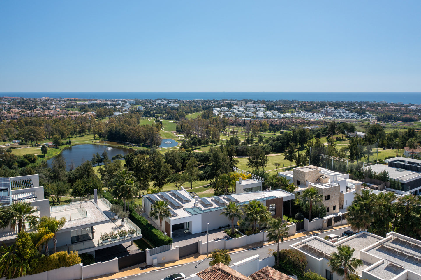 Villa contemporánea situada en la prestigiosa urbanización La Alquería, Benahavís.