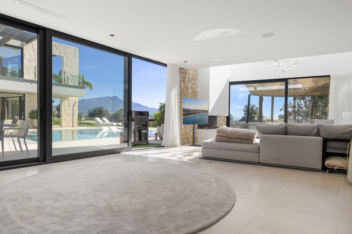 Villa contemporánea situada en la prestigiosa urbanización La Alquería, Benahavís.