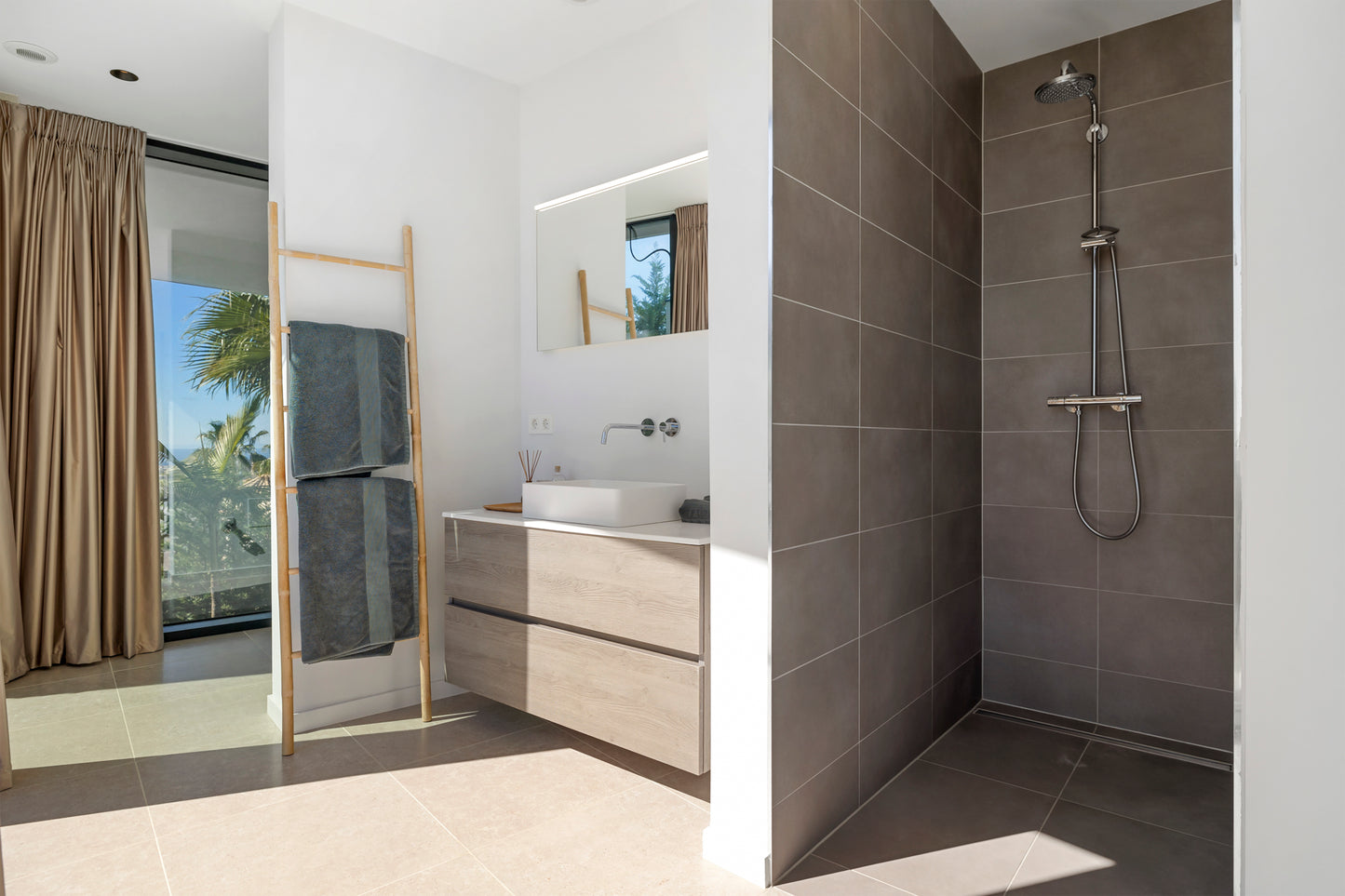 Villa contemporánea situada en la prestigiosa urbanización La Alquería, Benahavís.
