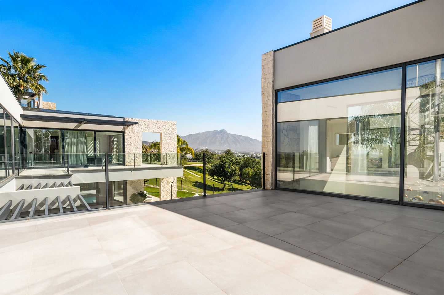 Villa contemporánea situada en la prestigiosa urbanización La Alquería, Benahavís.