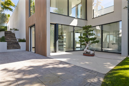 Villa contemporánea situada en la prestigiosa urbanización La Alquería, Benahavís.