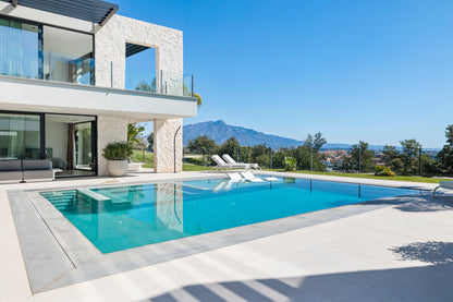 Villa contemporánea situada en la prestigiosa urbanización La Alquería, Benahavís.