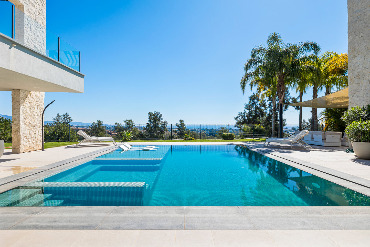 Villa contemporánea situada en la prestigiosa urbanización La Alquería, Benahavís.