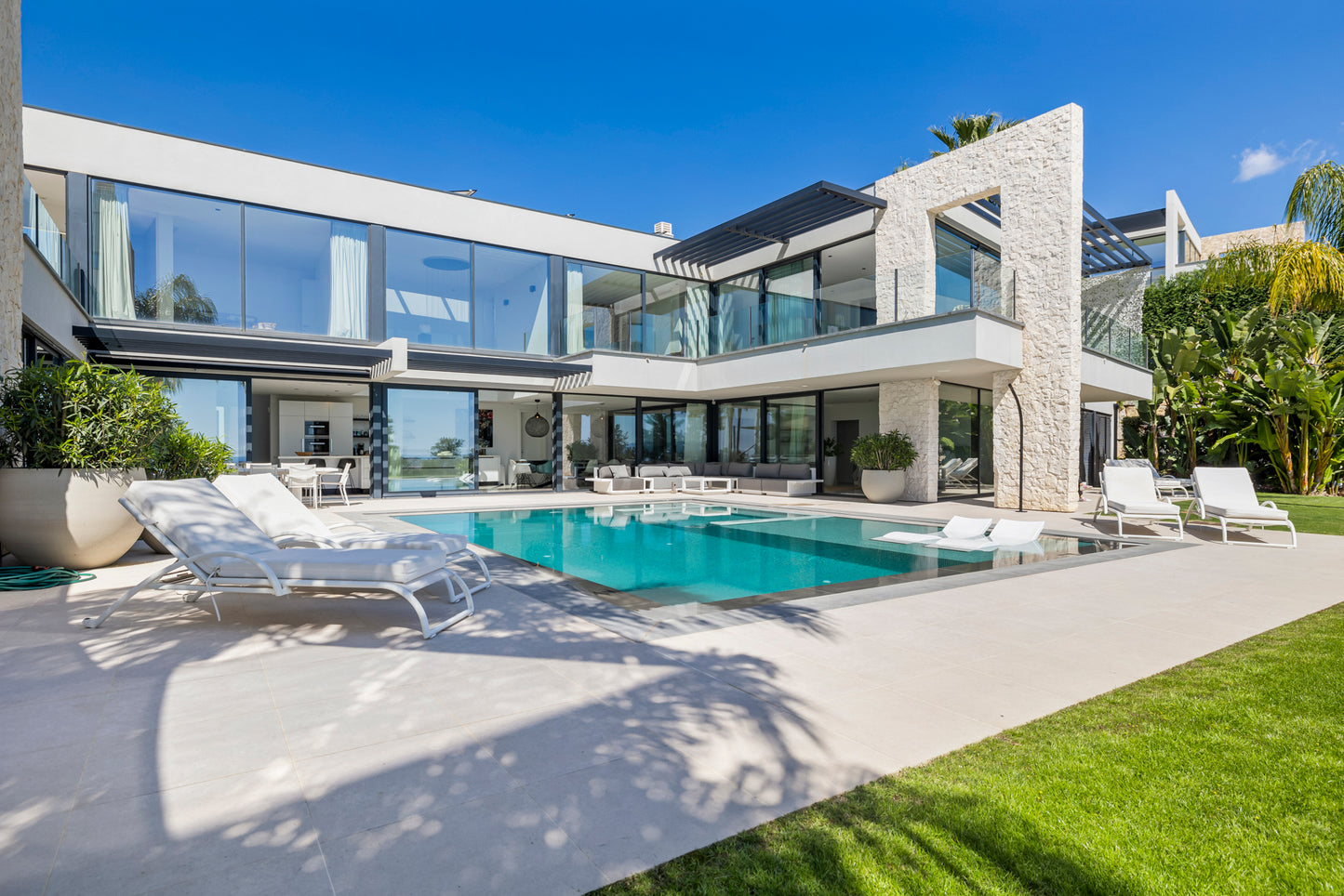 Villa contemporánea situada en la prestigiosa urbanización La Alquería, Benahavís.