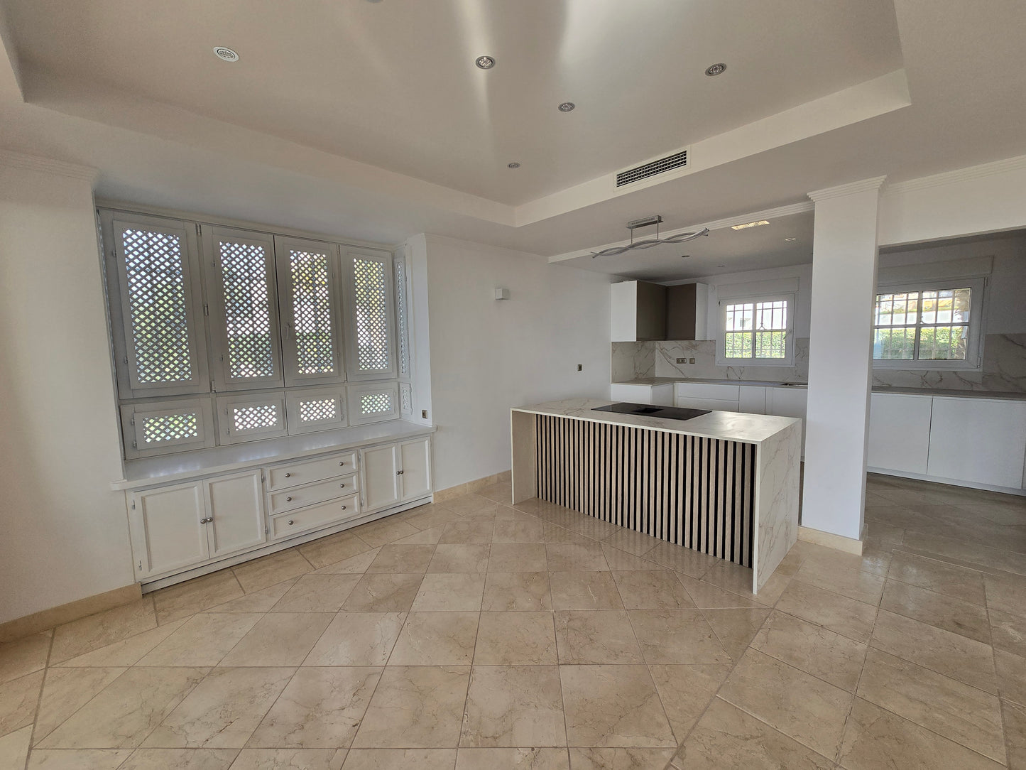 Villa de Lujo con Vistas al Mar en Marbella – Piscina Privada, Jacuzzi y Diseño Moderno