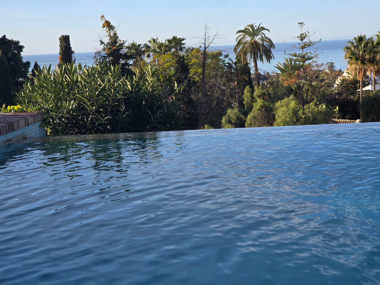Villa de Lujo con Vistas al Mar en Marbella – Piscina Privada, Jacuzzi y Diseño Moderno