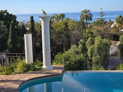 Villa de Lujo con Vistas al Mar en Marbella – Piscina Privada, Jacuzzi y Diseño Moderno