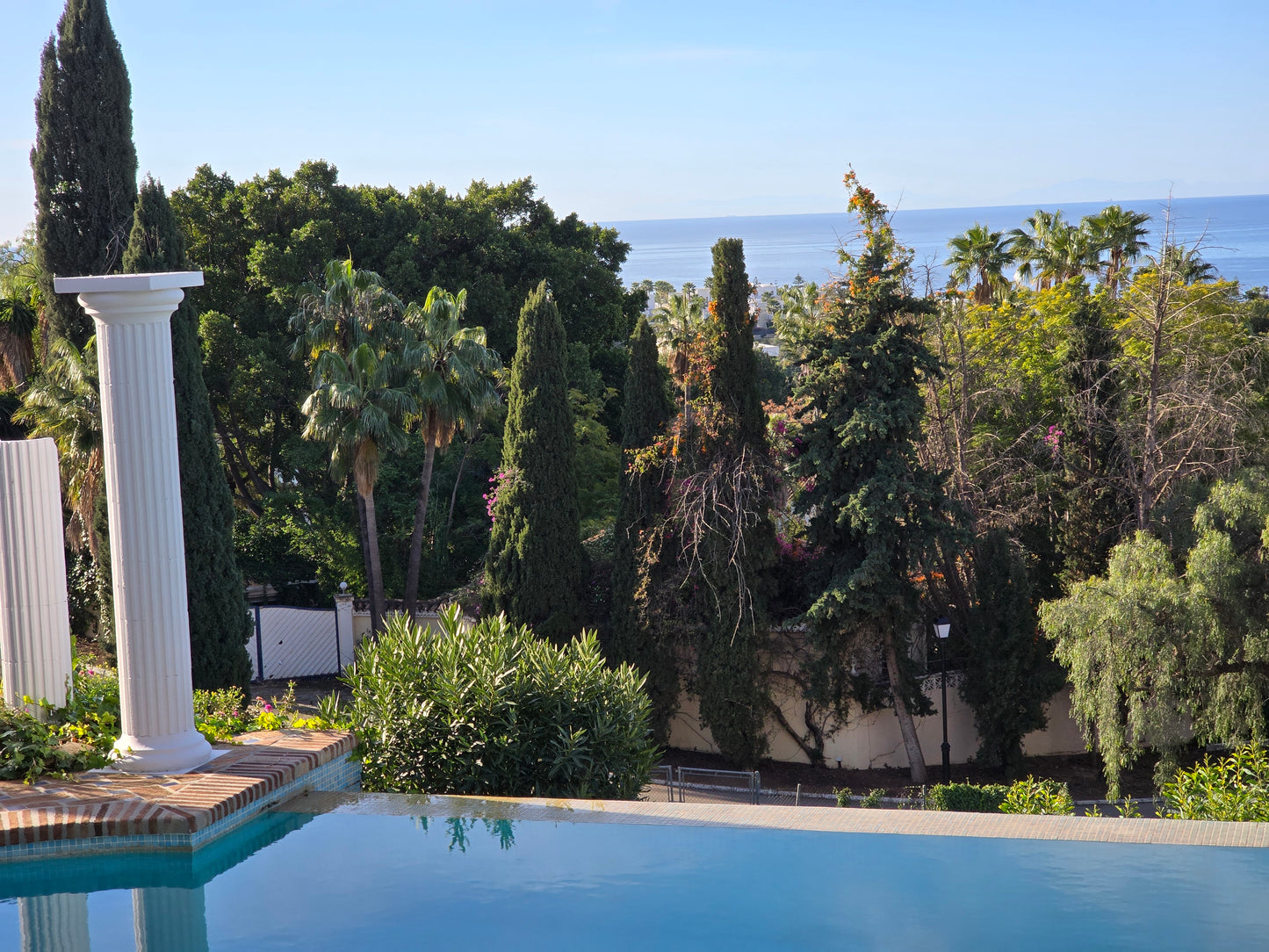 Villa de Lujo con Vistas al Mar en Marbella – Piscina Privada, Jacuzzi y Diseño Moderno