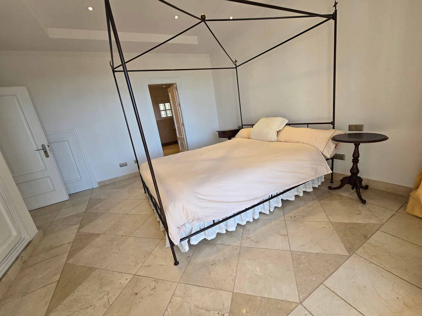 Villa de Lujo con Vistas al Mar en Marbella – Piscina Privada, Jacuzzi y Diseño Moderno