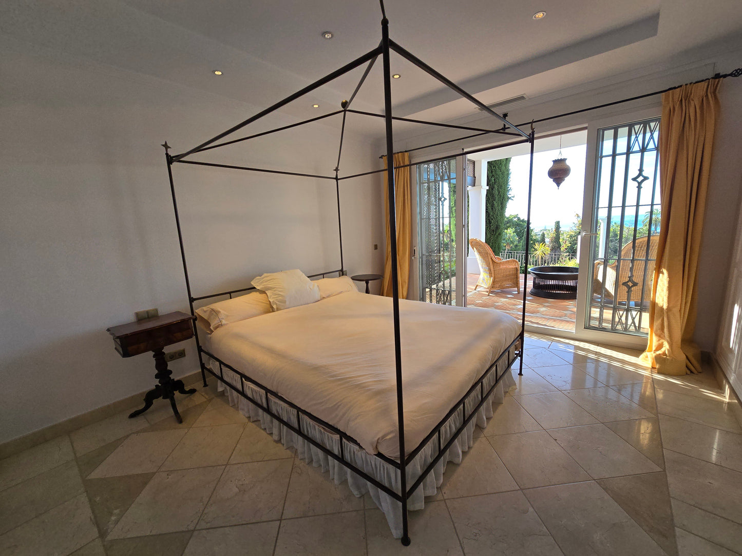 Villa de Lujo con Vistas al Mar en Marbella – Piscina Privada, Jacuzzi y Diseño Moderno