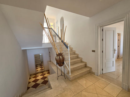 Villa de Lujo con Vistas al Mar en Marbella – Piscina Privada, Jacuzzi y Diseño Moderno