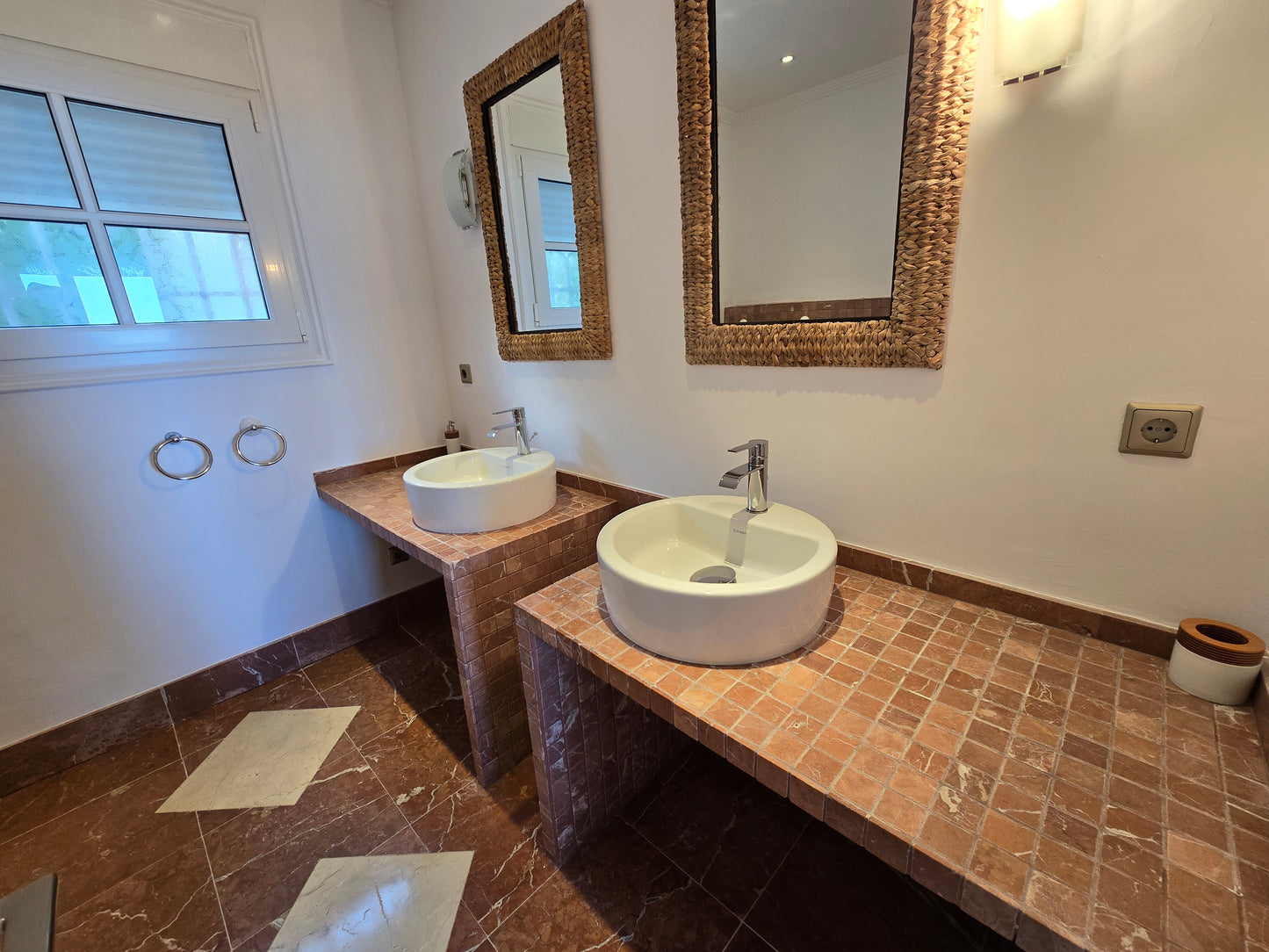 Villa de Lujo con Vistas al Mar en Marbella – Piscina Privada, Jacuzzi y Diseño Moderno