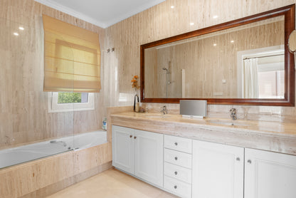 Villa en el Paraiso Alto