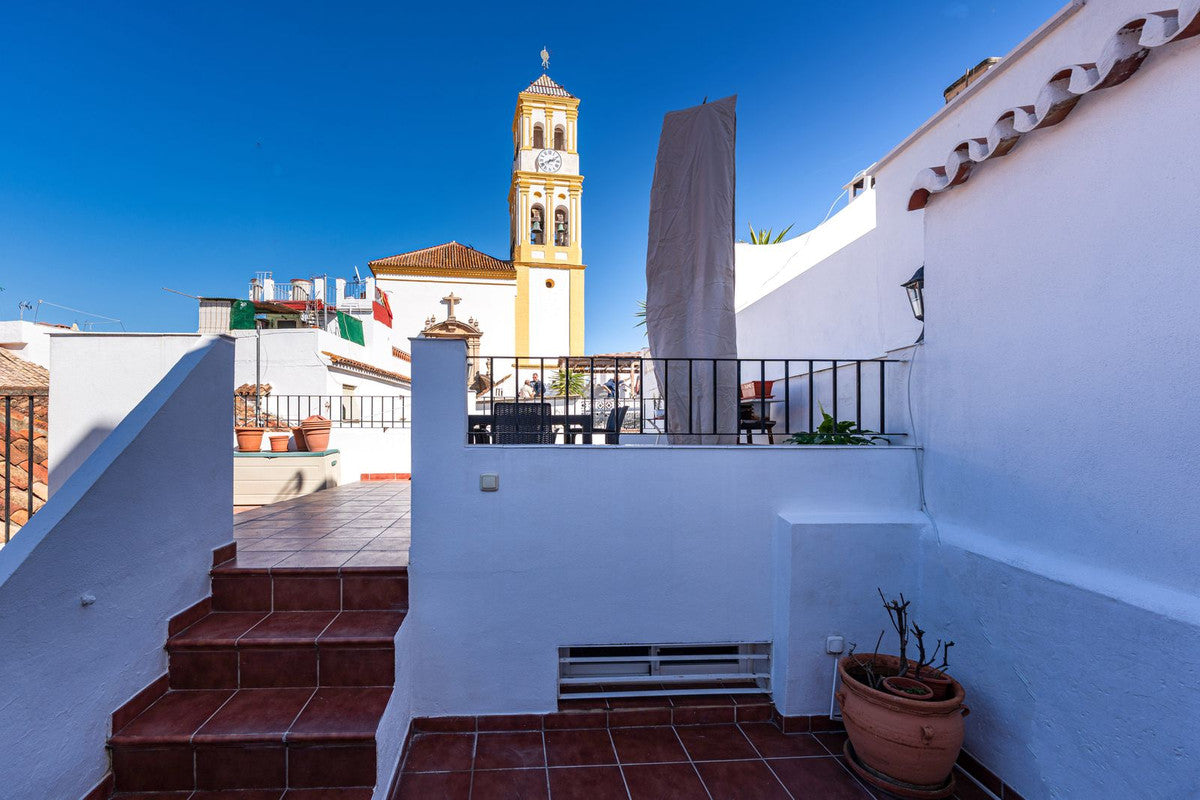 Ático con Terraza y Encanto Andaluz en el Casco Histórico de Marbella Frente a Iglesia Barroca