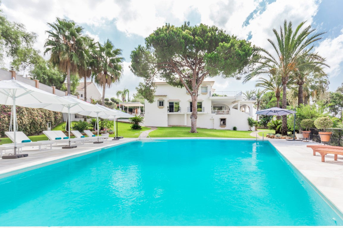 Villa en Marbella en Primera Línea de Golf | Parcela de 3.000 m² con Vistas al Mar y Potencial de Reforma