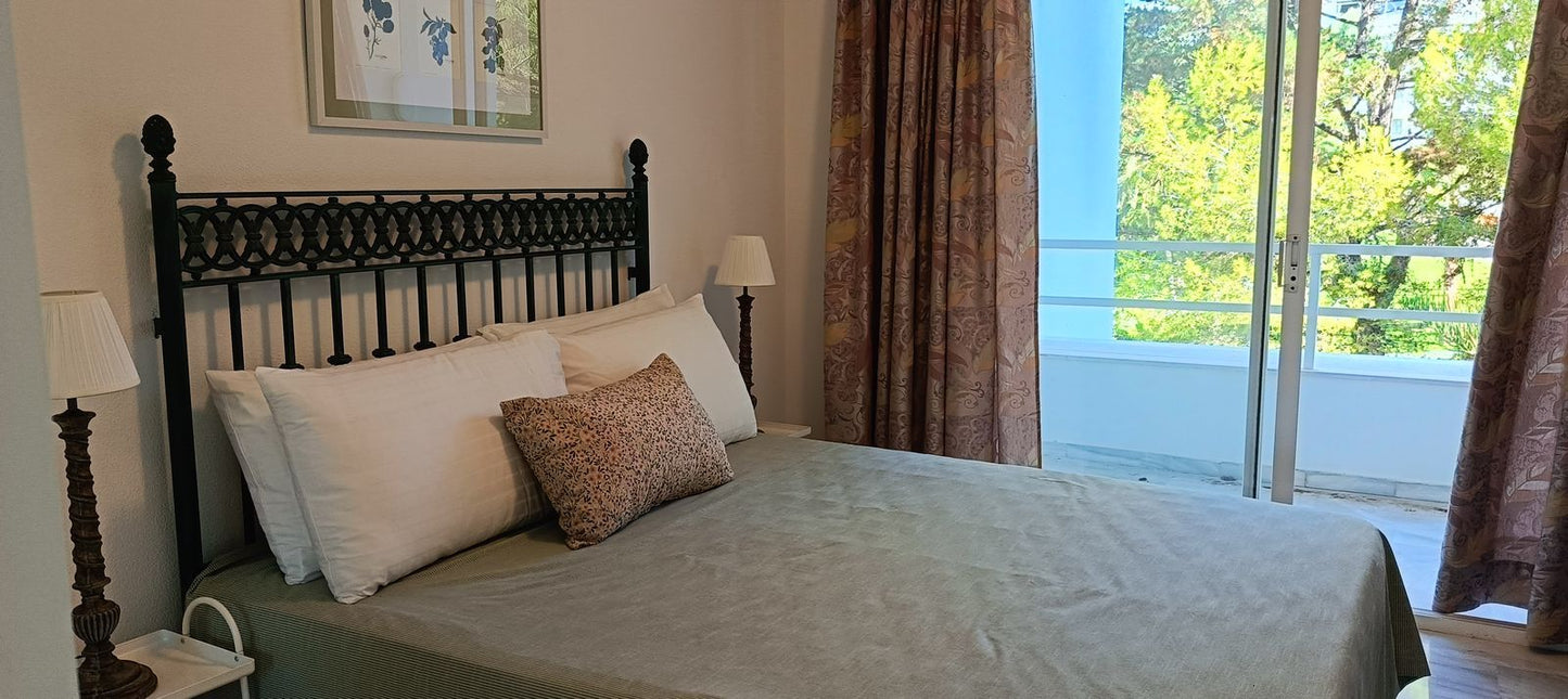 Apartamento de lujo en venta en Río Real, Marbella – 3 dormitorios, vistas al mar, garaje y zonas comunes exclusivas