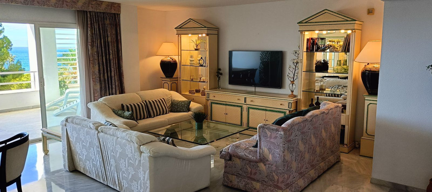 Apartamento de lujo en venta en Río Real, Marbella – 3 dormitorios, vistas al mar, garaje y zonas comunes exclusivas