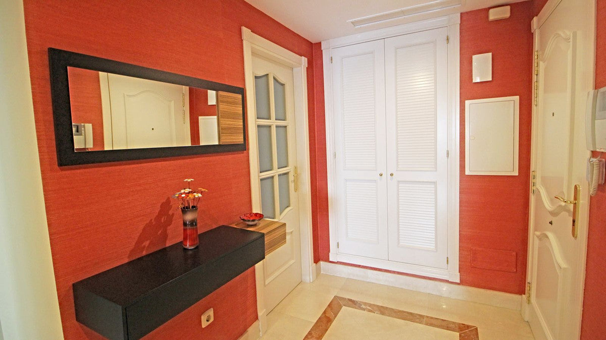 Apartamento de Ensueño a Metros del Mar con Terraza Acristalada, Piscina y Parking Privado