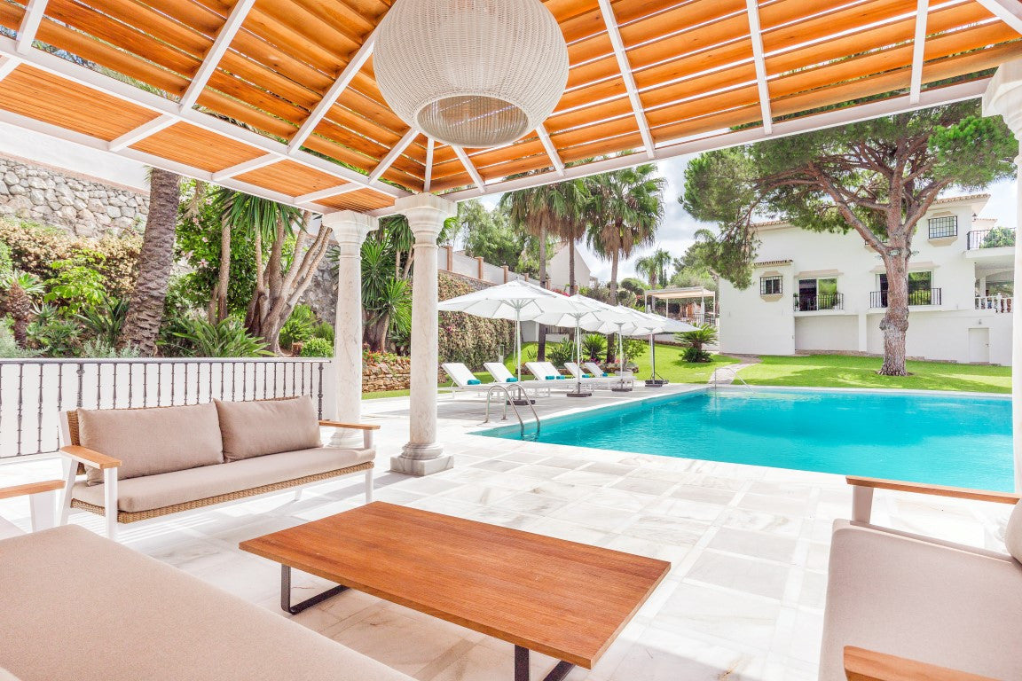 Encantadora Villa Andaluza en Primera Línea de Golf – ¡Oportunidad Única!